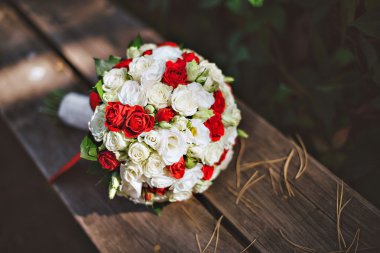 gelin buketi ve ağaç üzerinde