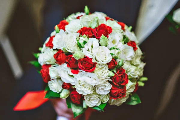 红色和白色的新娘花束 — 图库照片