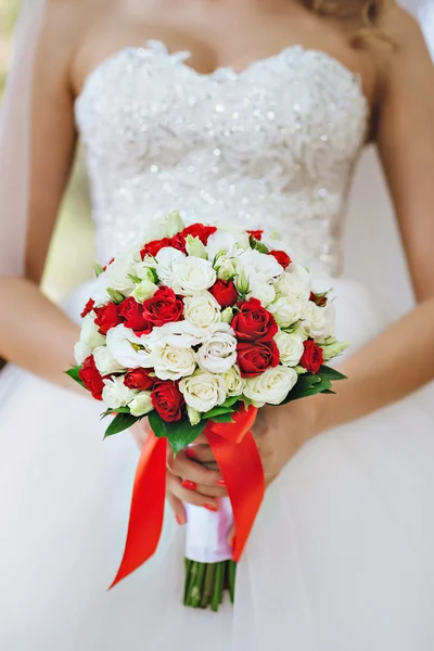 Bouquet da sposa rosso e bianco — Foto Stock