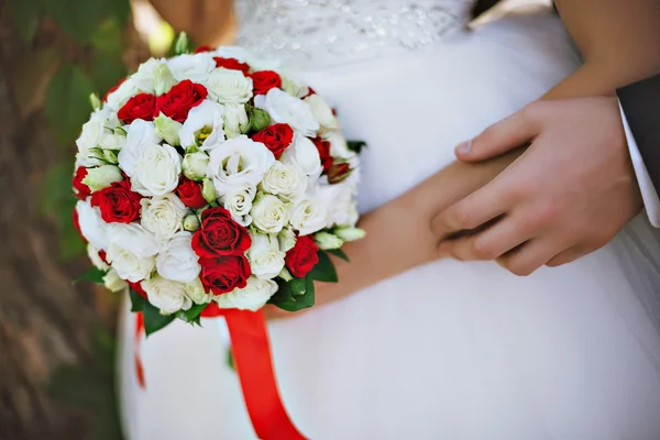 红色和白色新娘的花束 — 图库照片