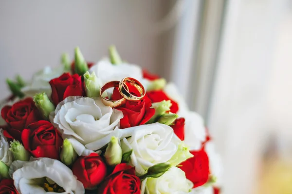Red and white brides bouquet — Stock Photo, Image