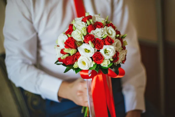红色和白色的新娘的花束 — 图库照片