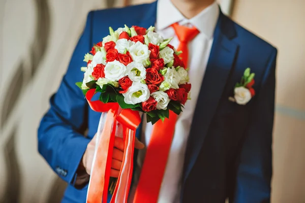 Buquê de noivas vermelhas e brancas — Fotografia de Stock
