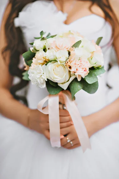 Buquê de noivas rosa e branco — Fotografia de Stock