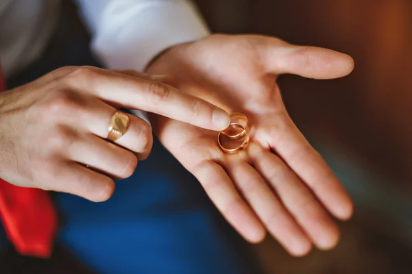 Engagement ring at the wedding — Stock Photo, Image