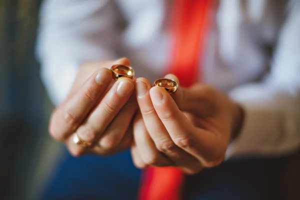 在婚礼上的订婚戒指 — 图库照片