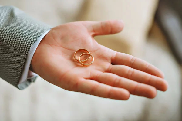 Engagement ring at the wedding — Stock Photo, Image