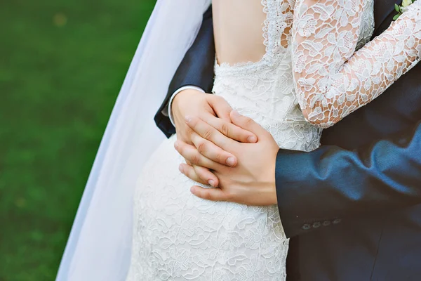 O noivo abraça a noiva — Fotografia de Stock