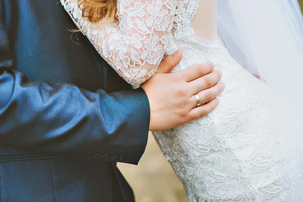 Brudgummen omfamnar bruden — Stockfoto