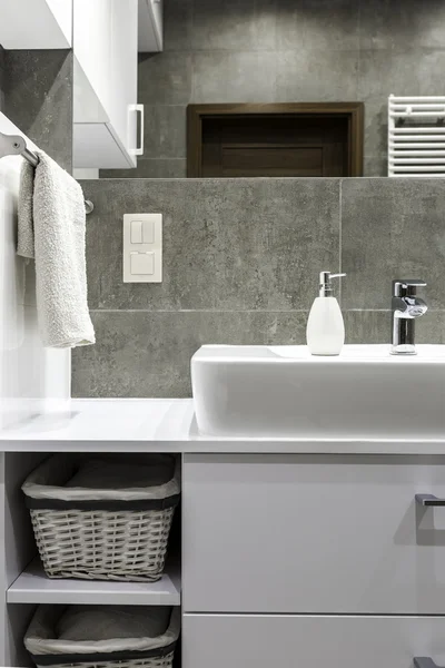 Белая мебель в ванной комнате — стоковое фото