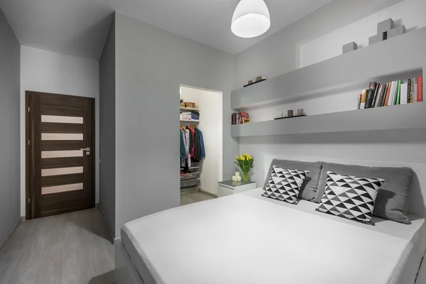 Комфортная спальня с шкафом — стоковое фото