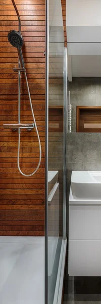 Zuhanyzóval és fából készült fal — Stock Fotó