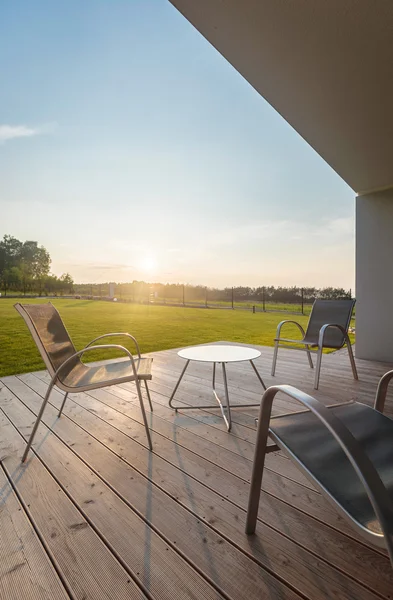 Vista do pôr do sol a partir do pátio moderno — Fotografia de Stock