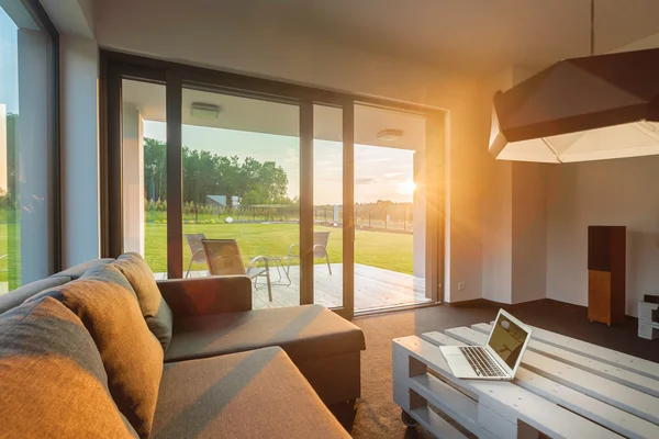 Modern oturma odası günbatımı keyfini çıkarın — Stok fotoğraf
