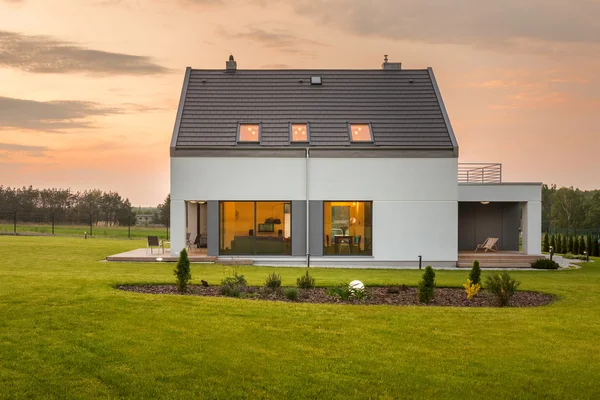 Mooi huis ver van het lawaai van de stad — Stockfoto