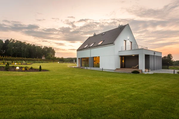 Haus mitten im Grünen — Stockfoto