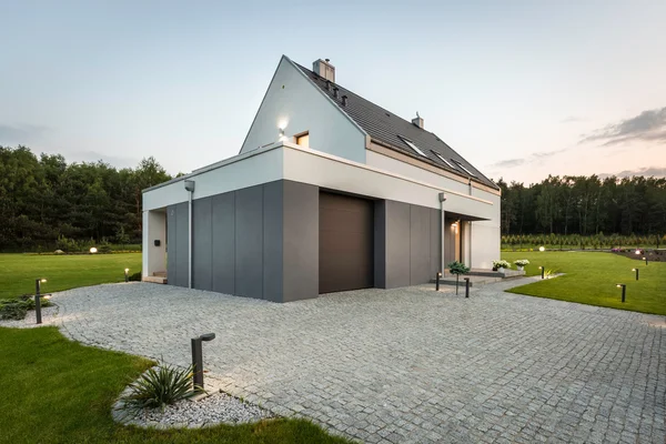 Mix van moderne architectuur en natuur — Stockfoto