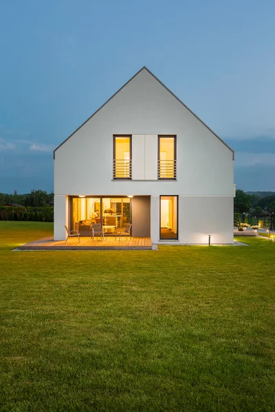 A beleza desta casa vem da forma simples — Fotografia de Stock