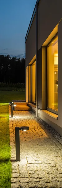 Villa quintal iluminado à noite — Fotografia de Stock