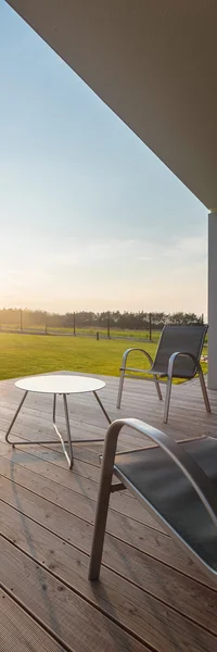 Vista do pôr do sol a partir do pátio moderno — Fotografia de Stock