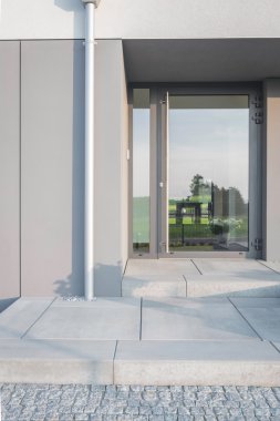 Cam açık kapı ile modern villa