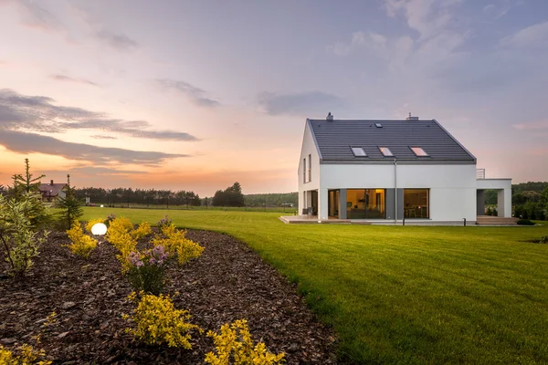 Beautiful home with amazing landscape — Stock Photo, Image