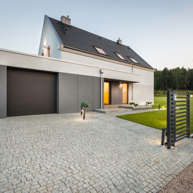 Taş driveway ile ev tasarımı