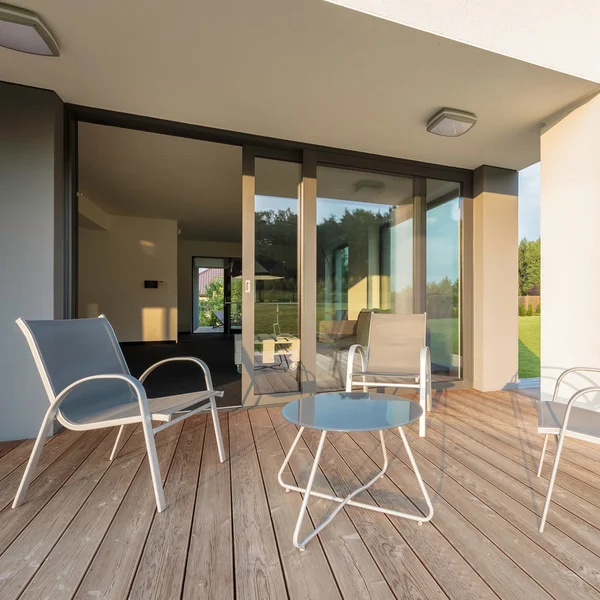 Veranda ve konforlu mobilya set — Stok fotoğraf