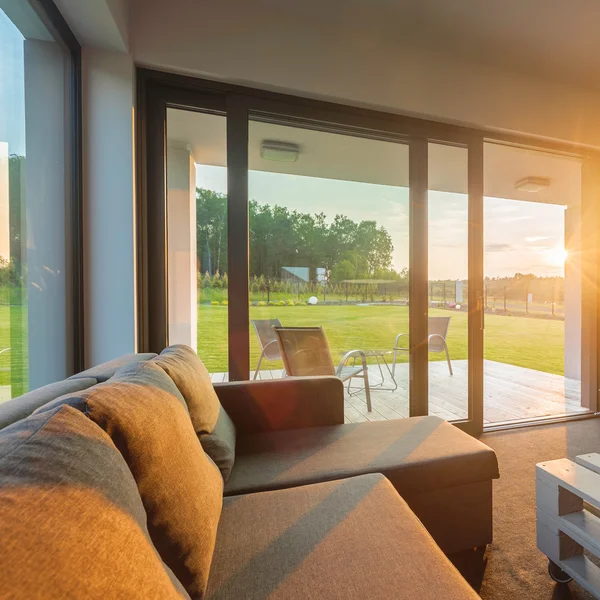 Západ slunce v moderním obývacím pokoji — Stock fotografie