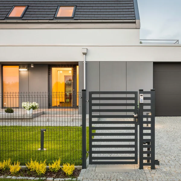 Maison avec clôture décorative — Photo