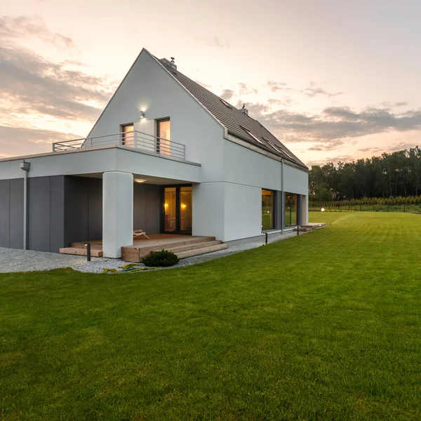 Huis met brede groen gazon — Stockfoto