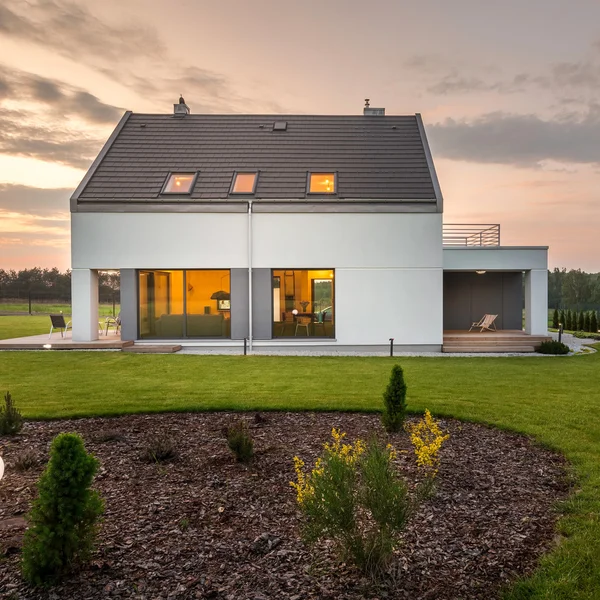Elegante e moderna casa com quintal — Fotografia de Stock