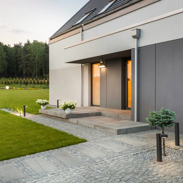 Modern huis met tuin — Stockfoto