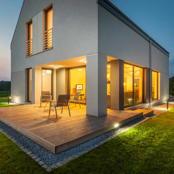 Casa con tutte le luci accese — Foto Stock