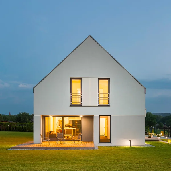 Einfaches weißes Haus — Stockfoto