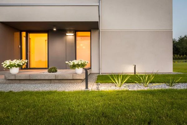 Huis dat natuur en technologie combineert — Stockfoto