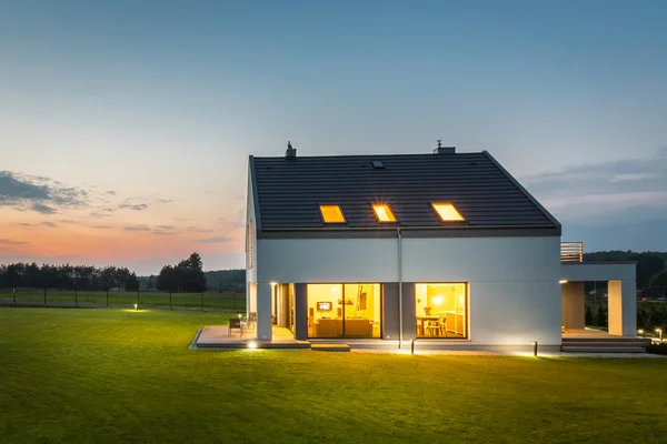 Verlichte huis in de schemering — Stockfoto