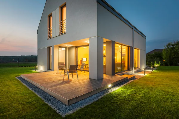 Neues Haus nachts beleuchtet — Stockfoto