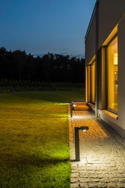 Villa backyard illuminated at night — Stock Photo, Image