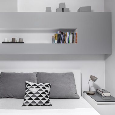 Komidinin üstünde kitap