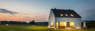Gece bahçe ile modern ev