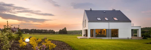 Schönes Haus mit erstaunlichem Hinterhof — Stockfoto