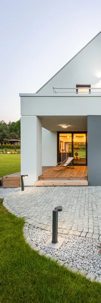 Piękny nowoczesny dom z trawnik — Zdjęcie stockowe