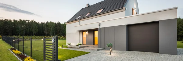 Elegante casa di famiglia in zona tranquilla — Foto Stock