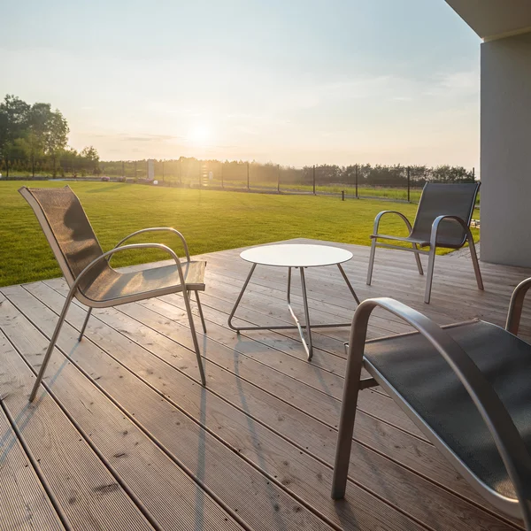 Sonnenuntergang auf der modernen Terrasse — Stockfoto