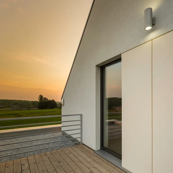 Terrasse mit Holzboden — Stockfoto