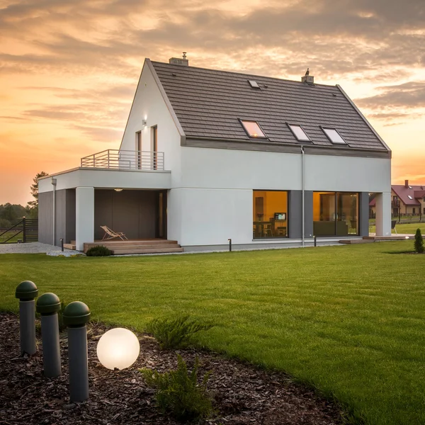 Casa con giardino verde — Foto Stock