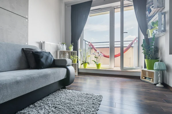 Schönes Wohnzimmer mit Balkon — Stockfoto