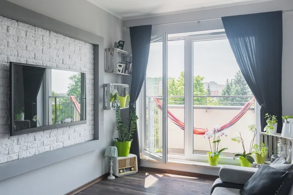 Neues Wohnzimmer mit Balkon — Stockfoto