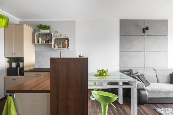 Neue Küche und Wohnzimmer kombiniert — Stockfoto